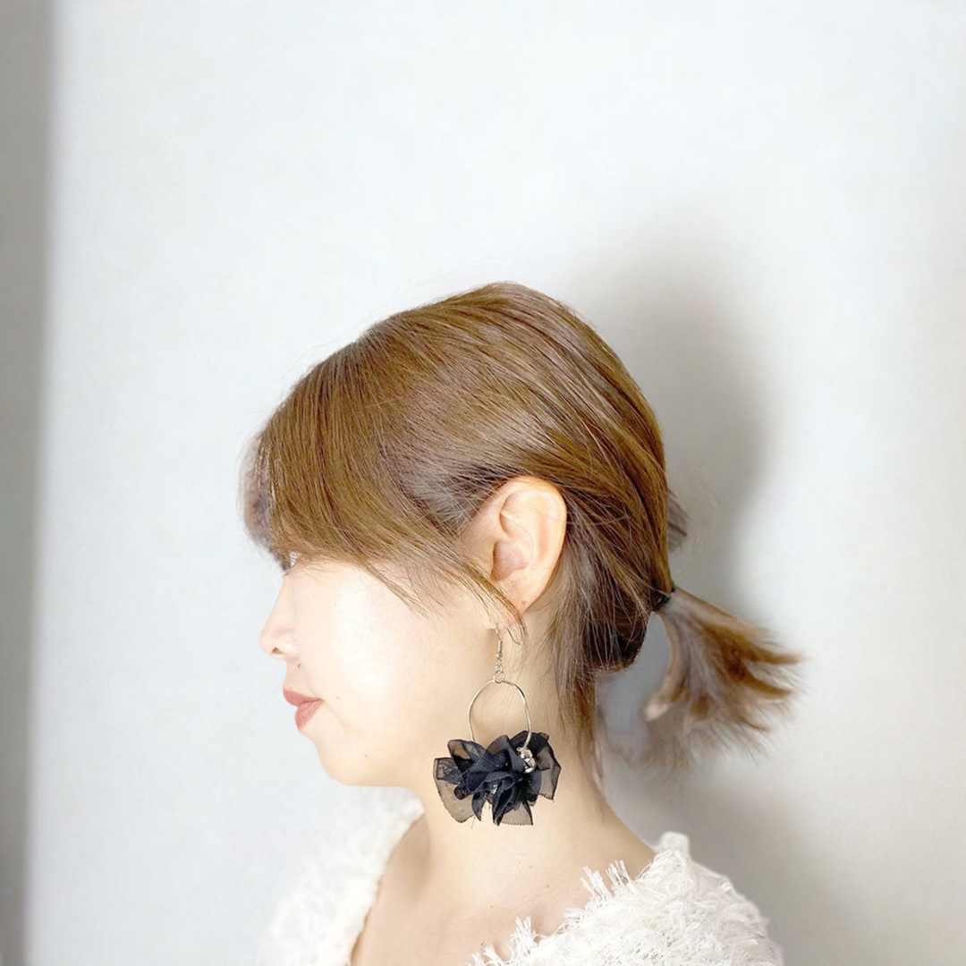 ブラックフリル_ピアス着装画像