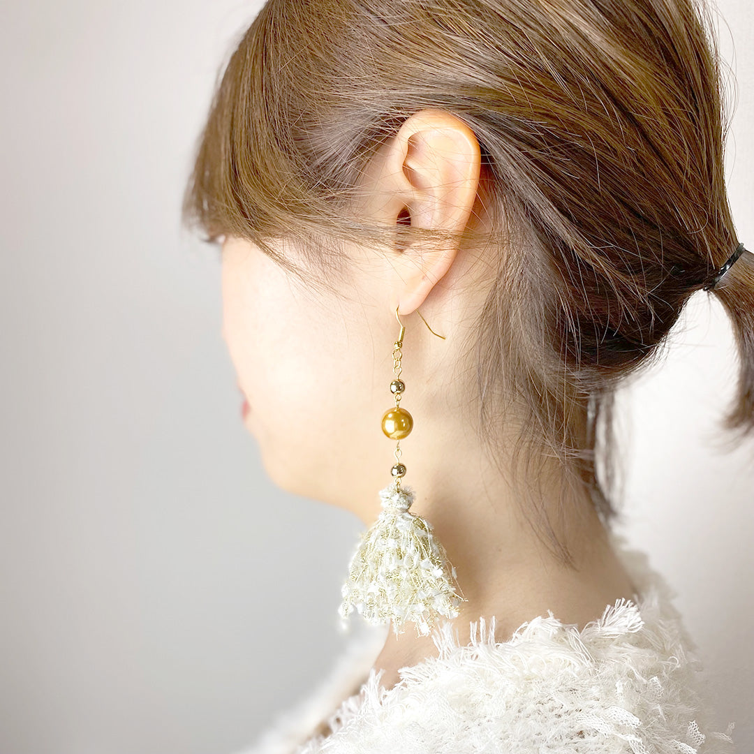 大ぶりゴールドタッセル _ピアス着装画像