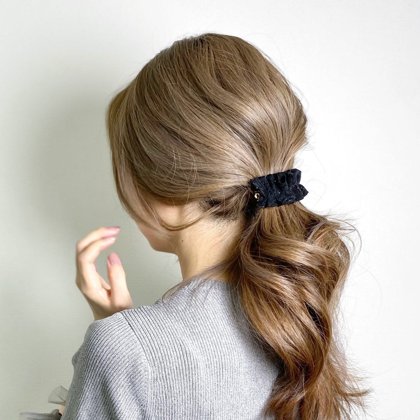 ベロア-フリルバレッタ着用画像_1