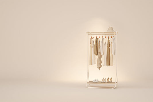 シンプルな服装の女性が洗練される理由｜地味に見せないコーデと美学