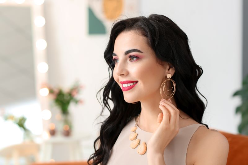 シンプルなワンピースに合わせるアクセサリー、小物の選び方