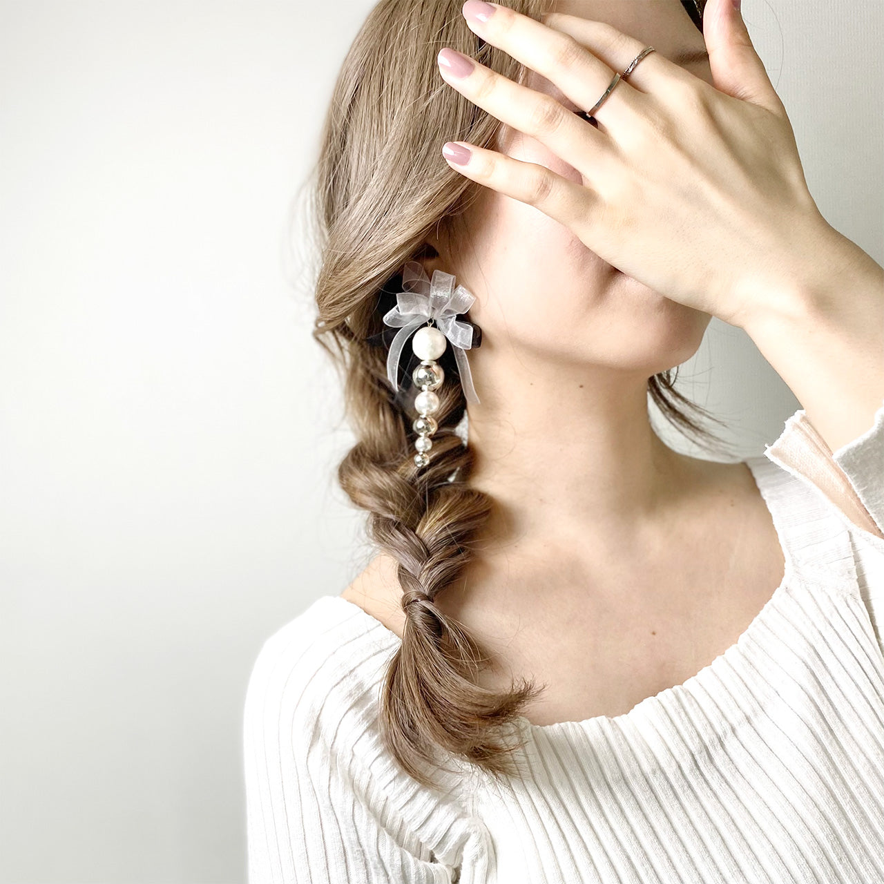 アシンメトリーノワール　イヤリング着装画像