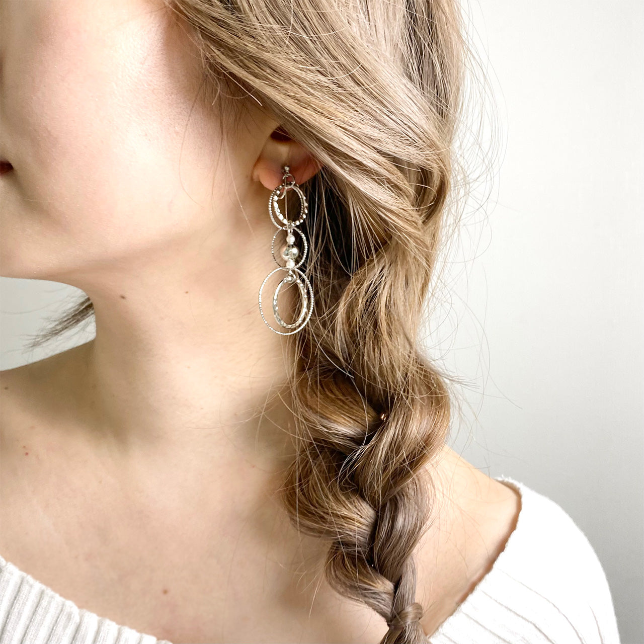 アシンメトリーノワール　イヤリング着装画像_2