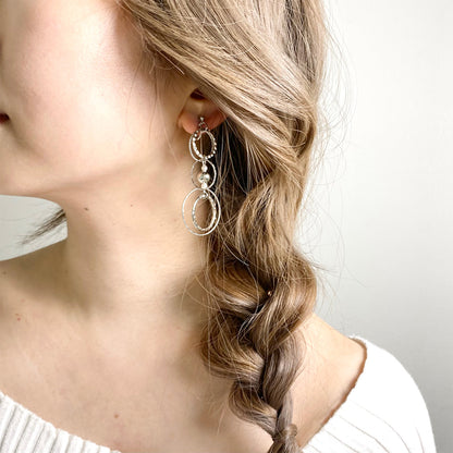 アシンメトリーノワール　イヤリング着装画像_2