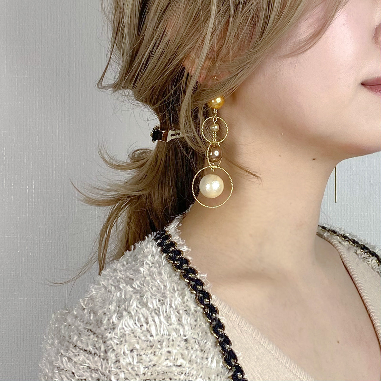 アシンメトリー ゴールドパール_イヤリング着装画像_1