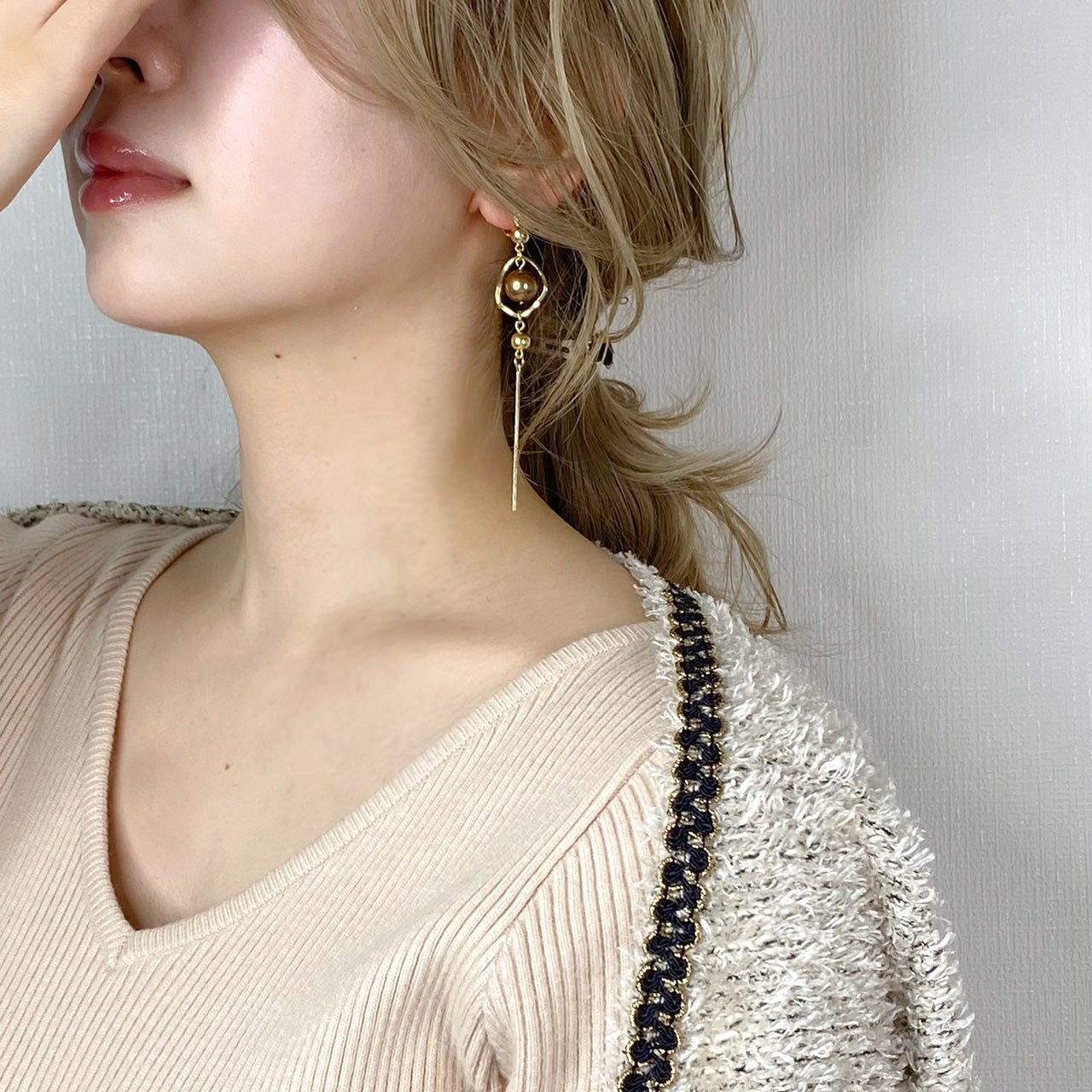 アシンメトリー ゴールドパール_イヤリング着装画像_2