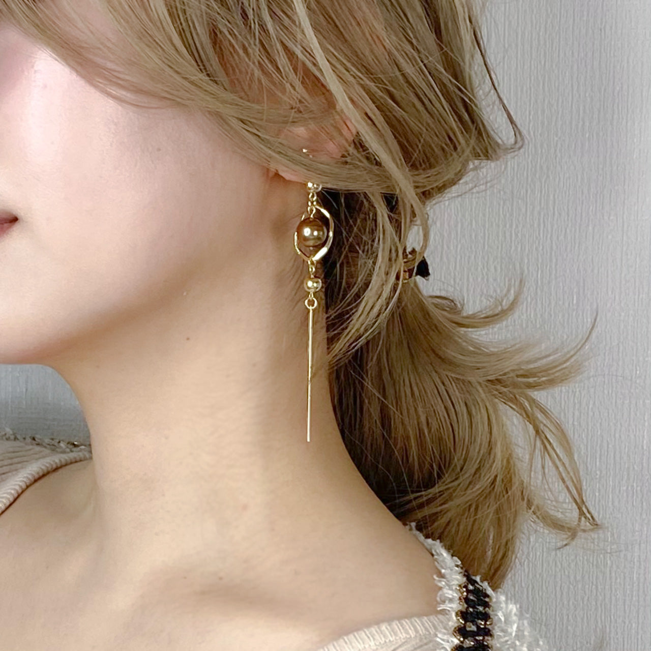 アシンメトリー ゴールドパール_イヤリング着装画像_3