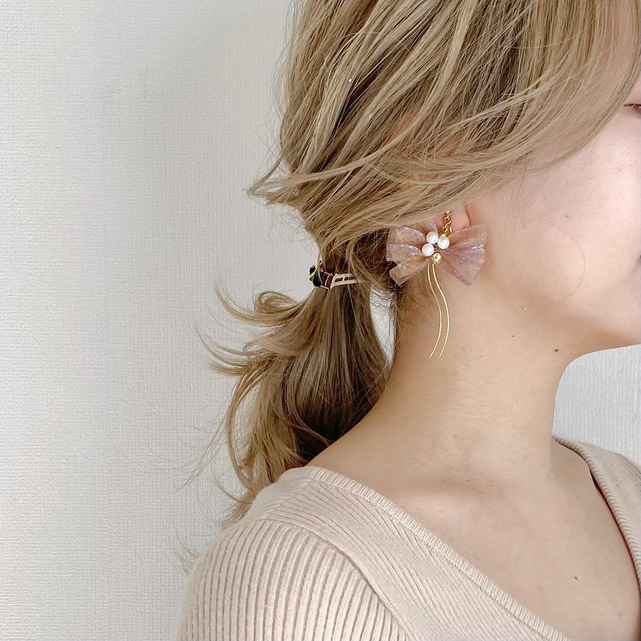 ゴールドグロウフリルイヤリング着装画像_2