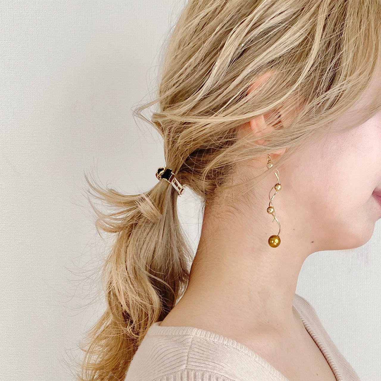 ゴールドスパイラルイヤリング着用画像_2