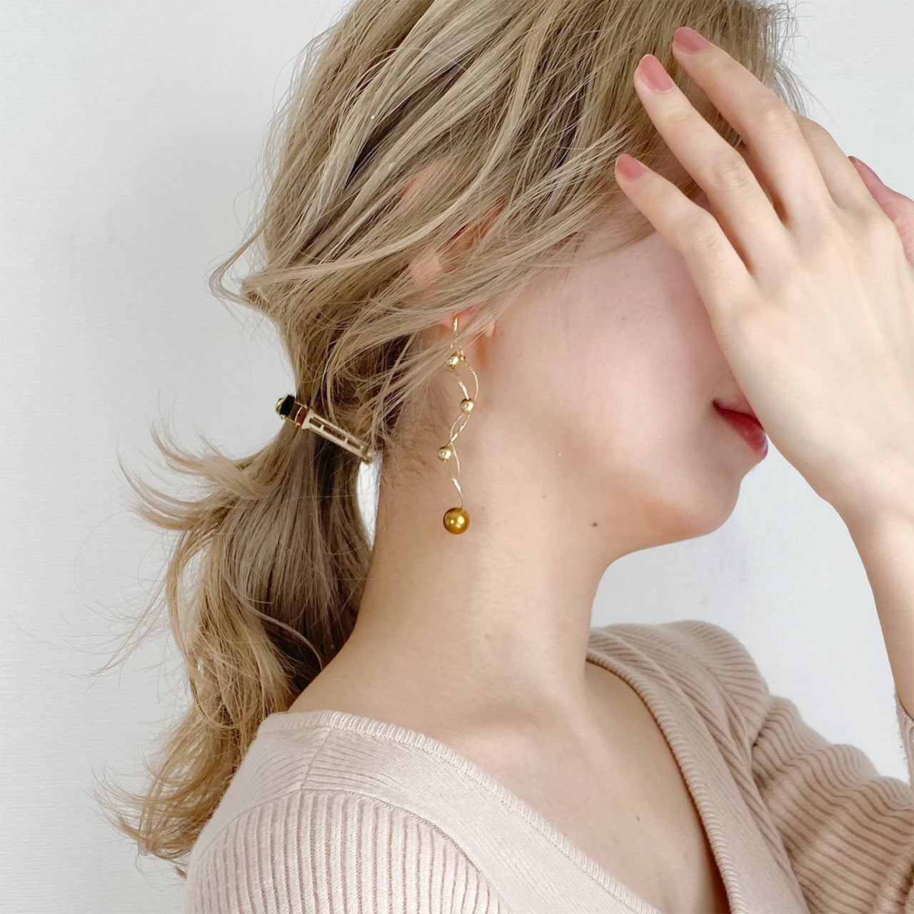 ゴールドスパイラルイヤリング着用画像_1