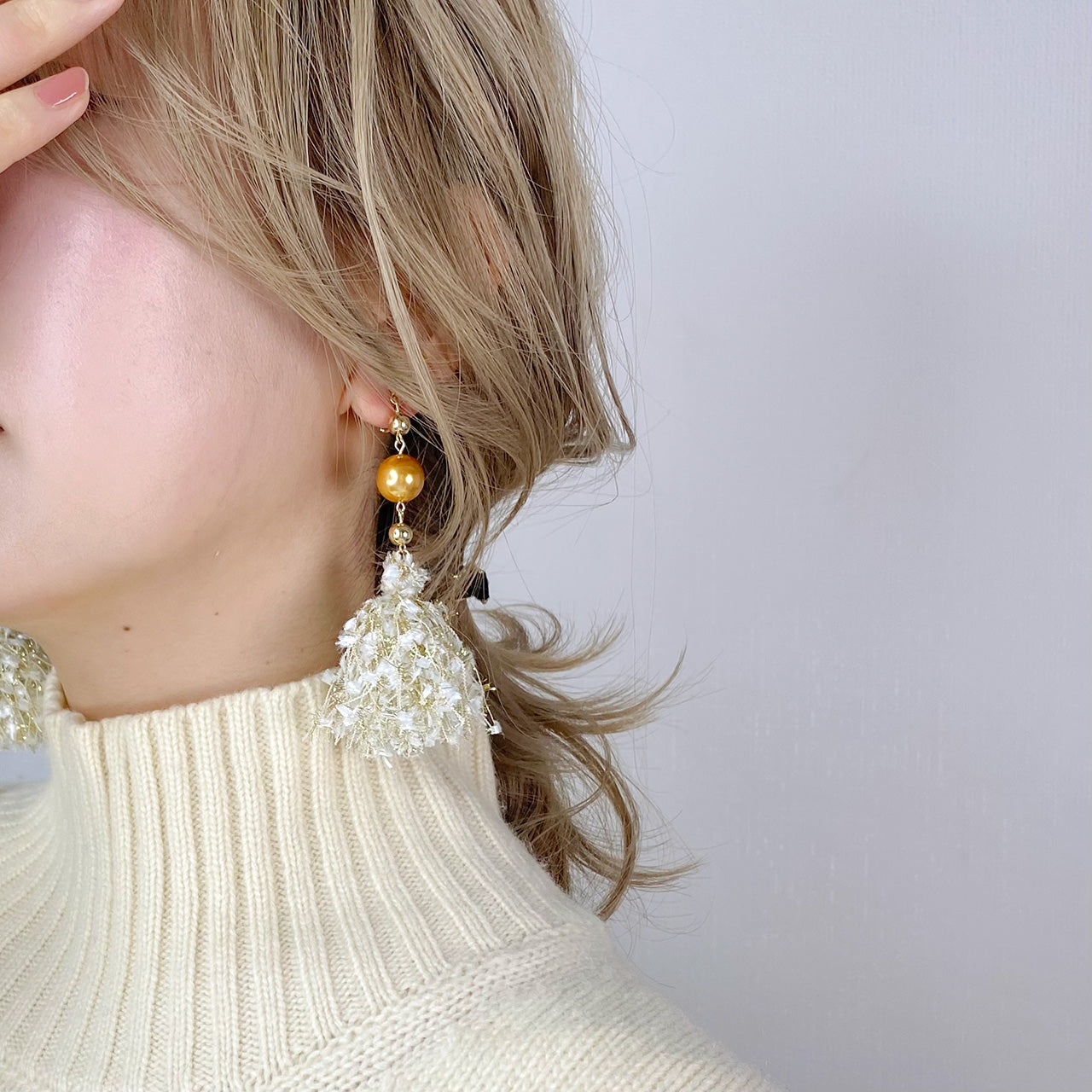 ゴールドタッセルイヤリング着装画像_2